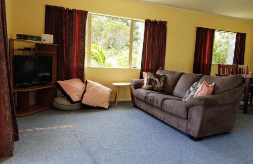 Ngataki House | Family-Friendly Tealuca Holiday Home with Kitchen Access
