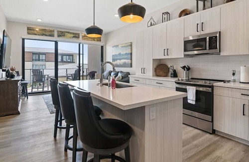 Manhattan Condo | Top-Rated Tee'd Up at Home Stay MHK with Family Amenities