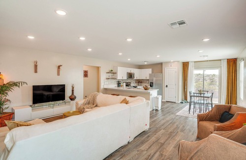 Wickenburg Cottage | Tee Off & Soak in Mtn Views: Arizona Desert Oasis!