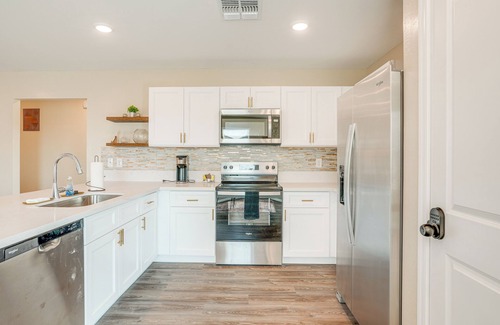 Wickenburg Cottage | Tee Off & Soak in Mtn Views: Arizona Desert Oasis!