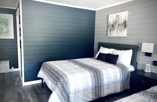 Roscommon Apartment | Modern Room 11 - Guest Rated 9.3/10 and Newly Renovated