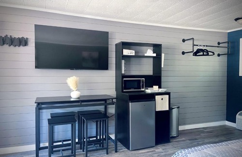 Roscommon Apartment | Modern Room 12 - Newly Renovated & Guest Rated 9.4/10