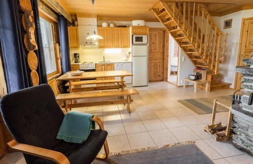 Akaslompolo House | Teerentie: Scenic Lake View Retreat with Spa & Breakfast