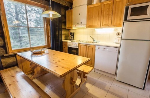 Akaslompolo House | Teerentie: Scenic Lake View Retreat with Spa & Breakfast