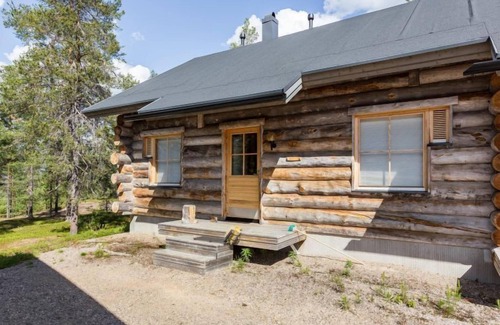 Akaslompolo House | Teerentie: Scenic Lake View Retreat with Spa & Breakfast