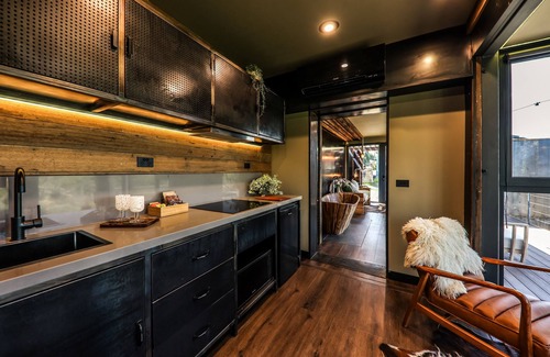 Hepburn Cottage | Unique Hotel with Ancient Stone Bath Over a Ravine