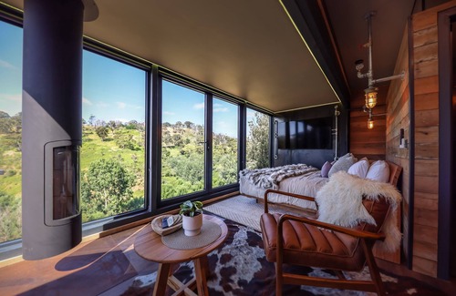 Hepburn Cottage | Unique Hotel with Ancient Stone Bath Over a Ravine