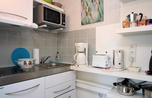 Archsum Apartment | Cozy Teewelkenhüs Meadow Apartment: Pet Friendly Getaway