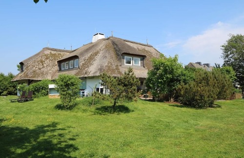 Archsum Apartment | Cozy Teewelkenhüs Meadow Apartment: Pet Friendly Getaway