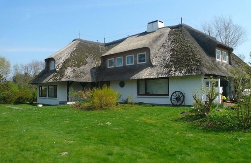Archsum Apartment | Cozy Teewelkenhüs Meadow Apartment: Pet Friendly Getaway