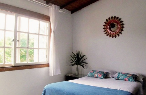 Vila Caranga House | Relax at Tehau Guest House: Family-Friendly with Pool