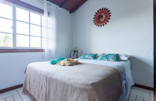 Vila Caranga House | Relax at Tehau Guest House: Family-Friendly with Pool