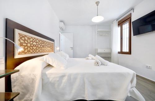 La Trinidad-San Juan y Todos los Santos Apartment | Discover Tejón y Marín: Exceptional Apartment in Historic Center