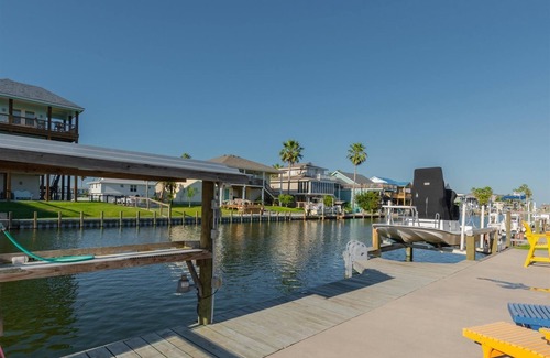 City-by-the Sea House | Tejas Tides: Family-Friendly Retreat with Breakfast Included