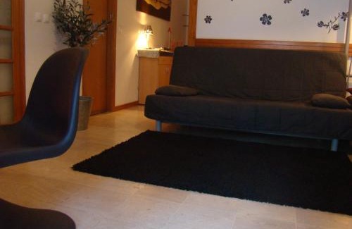 Linda-a-Velha Apartment | Tejo Apartment: Oceanfront Escape with Pet-Friendly Perks
