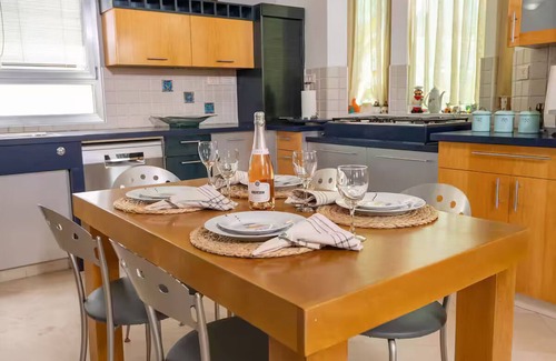 Tel Mond House | Tel Mond Villa - Delightful 4-bedroom house with Jacuzzi