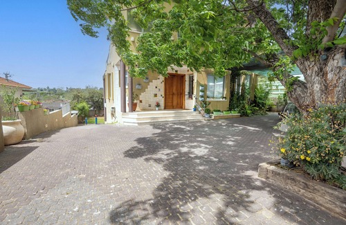 Tel Mond House | Tel Mond Villa - Delightful 4-bedroom house with Jacuzzi