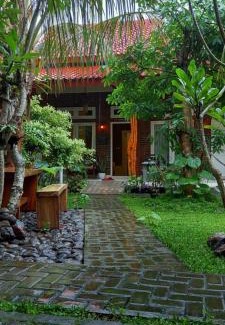 Muncar Hostel | Budget-Friendly TelukBiru Homestay with Family Amenities