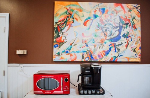 Alexandria Apartment | Pet-Friendly Retreat with King Bed, 3 TVs & Fast Wi-Fi