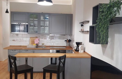 Tempelhof Apartment | Explore Tempelhoferfeld with Modern Kitchen Amenities