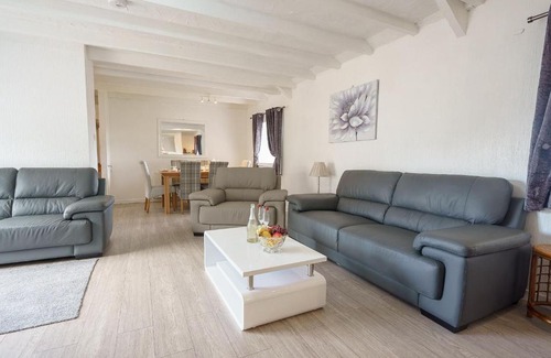 Thornhill House | Discover Templand Cottage: Pet & Child-Friendly Retreat