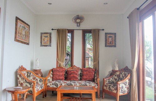 Candi Dasa Hotel | Relax at Temple Cafe & Seaside Cottages with Spa Access