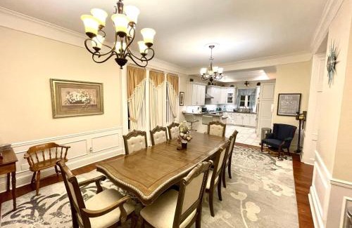 Independence House | Temple View Inn with Music Studio