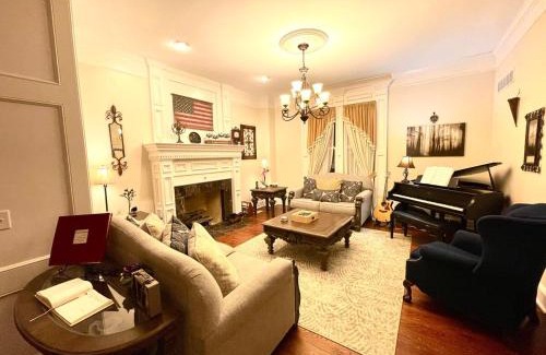Independence House | Temple View Inn with Music Studio