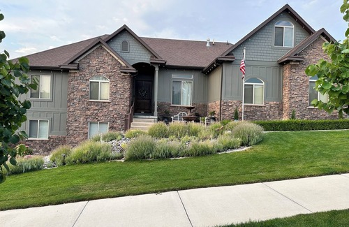 South Jordan Apartment | Temple Views: Family-Friendly Stay with Breakfast Included
