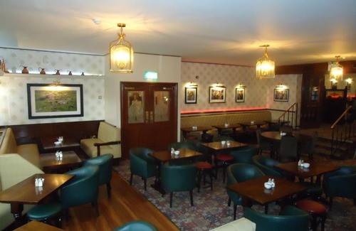 Templemore Hotel | Discover Templemore Arms Hotel: Family-Friendly Comfort