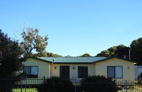 Warrenben House | Temples Holiday House: Oceanfront Retreat with WiFi & Pool