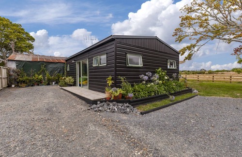 Matakana House | Relaxing Ten 37 - Matakana Holiday Home with Spa & Hot Tub