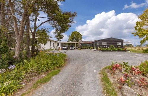 Matakana House | Relaxing Ten 37 - Matakana Holiday Home with Spa & Hot Tub