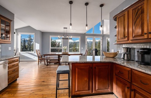 Forest Hills House | Ten Peaks Lookout Home: Breathtaking Views & Relaxing Hot Tub