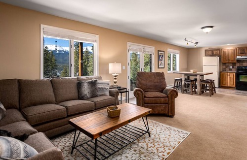 Forest Hills House | Ten Peaks Lookout Home: Breathtaking Views & Relaxing Hot Tub