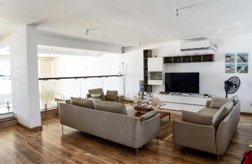 Thiranagama House | Oceanfront Ten30 Hikkaduwa: Rated 10/10 with Pool & Breakfast