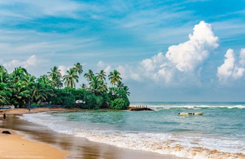 Thiranagama House | Oceanfront Ten30 Hikkaduwa: Rated 10/10 with Pool & Breakfast