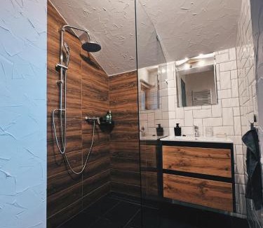 Siklos House | Charming Tenkeshegyi Házikó: Spa and Pet-Friendly Retreat