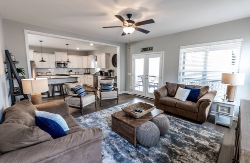 Tullahoma Cottage | Relax in a Tennessee Cabin with Hot Tub and Boating Access