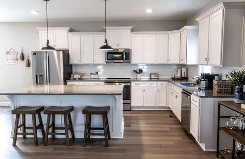 Tullahoma Cottage | Relax in a Tennessee Cabin with Hot Tub and Boating Access