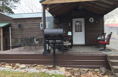 Saltillo House | Charming Tennessee River Tiny House with Breakfast & Kitchen