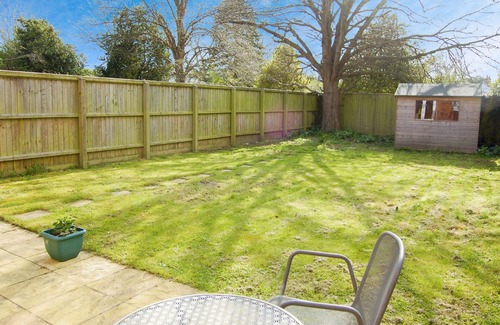 Freshwater Cottage | Cozy Tennyson Cottage with Pool & Breakfast for 4 Guests