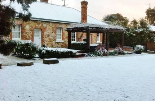 Tenterfield Cottage | Discover Tenterfield's White Rose Cottage - Rated 9.6/10