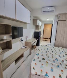 Pinang Apartment | Cozy Tentrem Room at Springwood Residence with Pool & Hot Tub