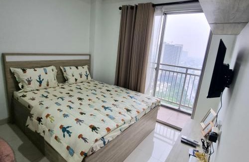 Pinang Apartment | Cozy Tentrem Room at Springwood Residence with Pool & Hot Tub