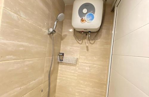 Pinang Apartment | Cozy Tentrem Room at Springwood Residence with Pool & Hot Tub
