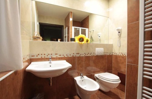 Motta de' Conti Hotel | Discover Tenuta del Vecchio Mulino with Family-Friendly Amenities