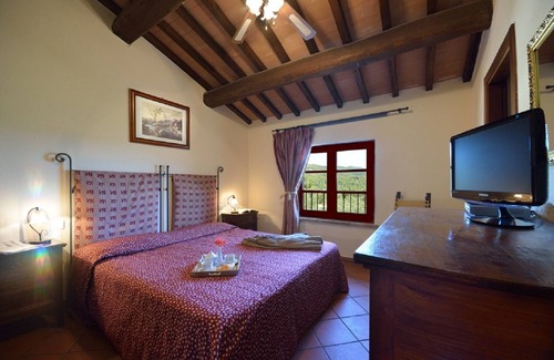 Gualdo Cattaneo Bed & Breakfast | Relax at Tenuta di Forte Sorgnano: Poolside Farmhouse Stay