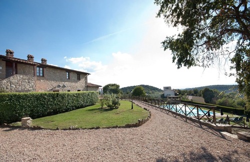 Gualdo Cattaneo Bed & Breakfast | Relax at Tenuta di Forte Sorgnano: Poolside Farmhouse Stay