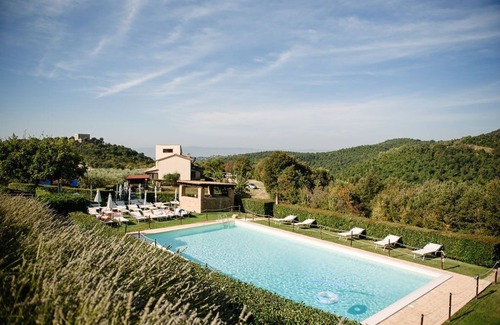 Gualdo Cattaneo Bed & Breakfast | Relax at Tenuta di Forte Sorgnano: Poolside Farmhouse Stay